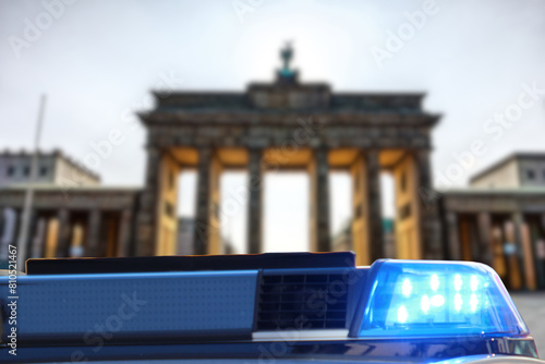 Photography Ein Streifenwagen mit Blaulicht vor dem Brandenburger Tor in Berlin