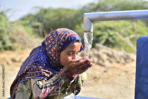 Cuadro en lienzo Child Drinking from a Hand Pump