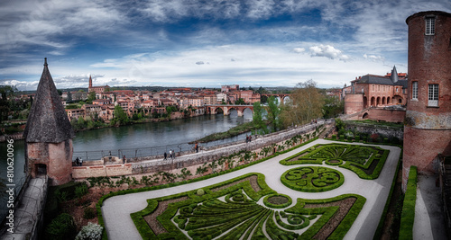 Les jardins de la Berbie sur les rives du Tarn au coeur d'Albi photo