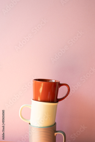Obraz na płótnie Stack of mug cups with pink wall background w salonie