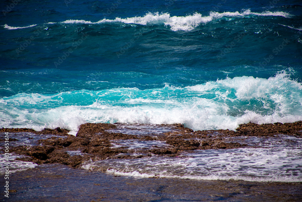 Fototapeta premium 奄美、サンゴ礁に打ち寄せる波