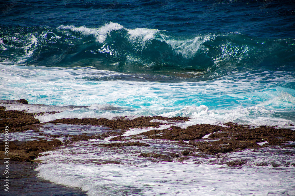 Fototapeta premium 奄美, サンゴ礁に打ち寄せる波、