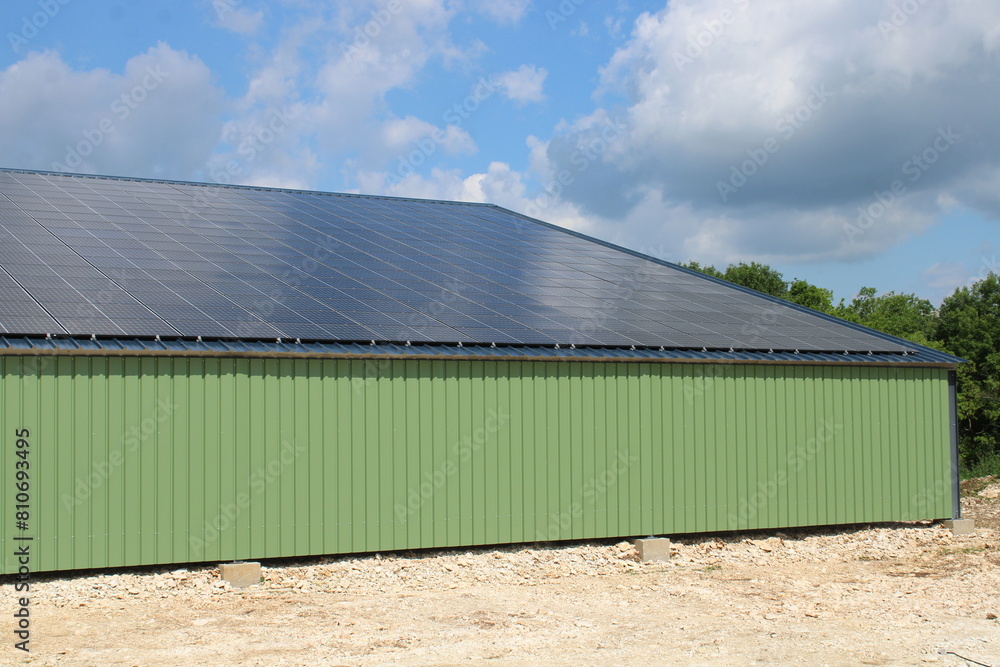 Panneaux solaires sur hangar agricole