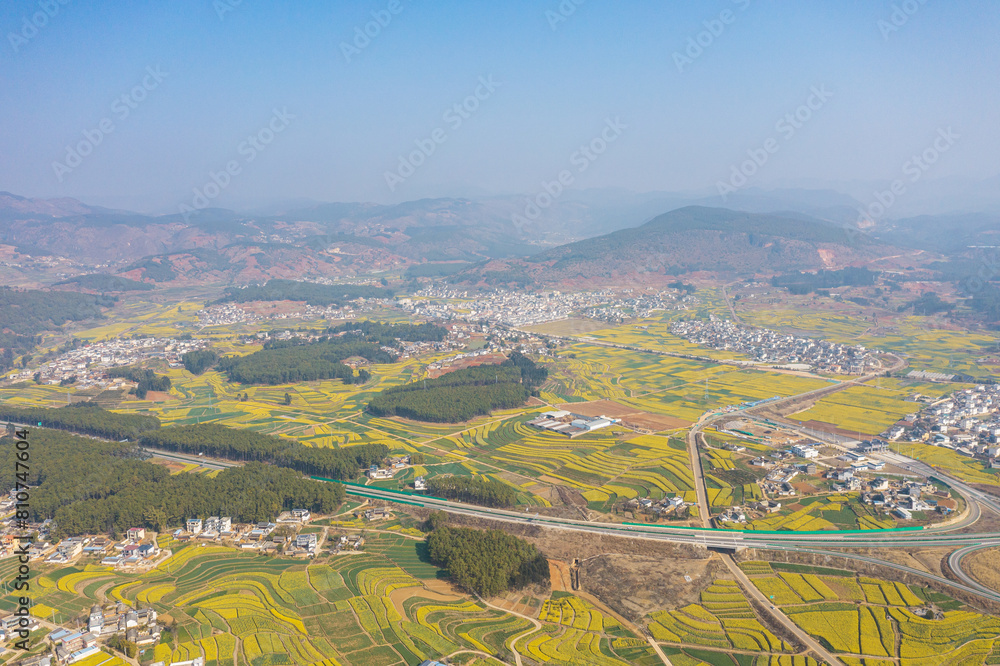 Obraz premium Aerial photography of the pastoral scenery of rapeseed flowers in Bingma Township, Yunnan