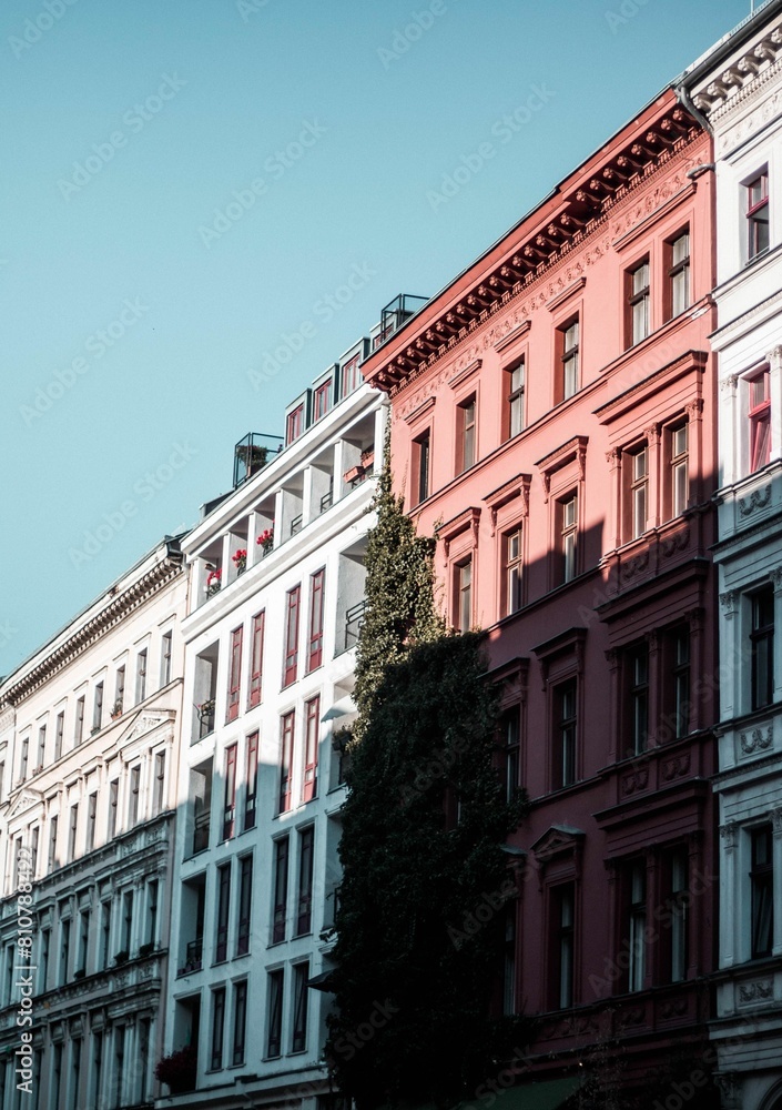 Obraz premium Red and white buildings against a blue sky in Berlin, Germany