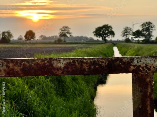 Sonnenuntergang Acker Landschaft Pflanzen Brücke Geländer Bach