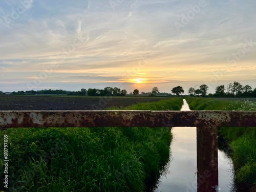 Sonnenuntergang Acker Landschaft Pflanzen Brücke Geländer Bach