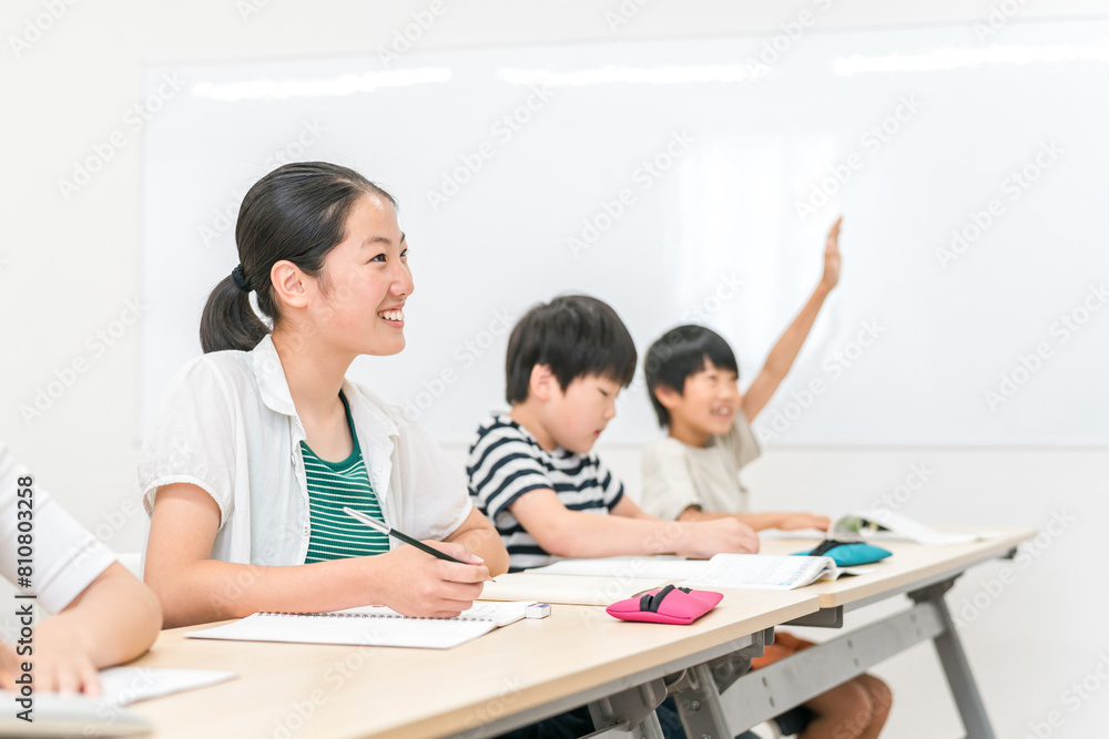 塾・学校で笑顔で授業を受ける小学生・中学生の女の子・男女
塾・学校で笑顔で授業を受ける小学生・中学生の女の子・男女