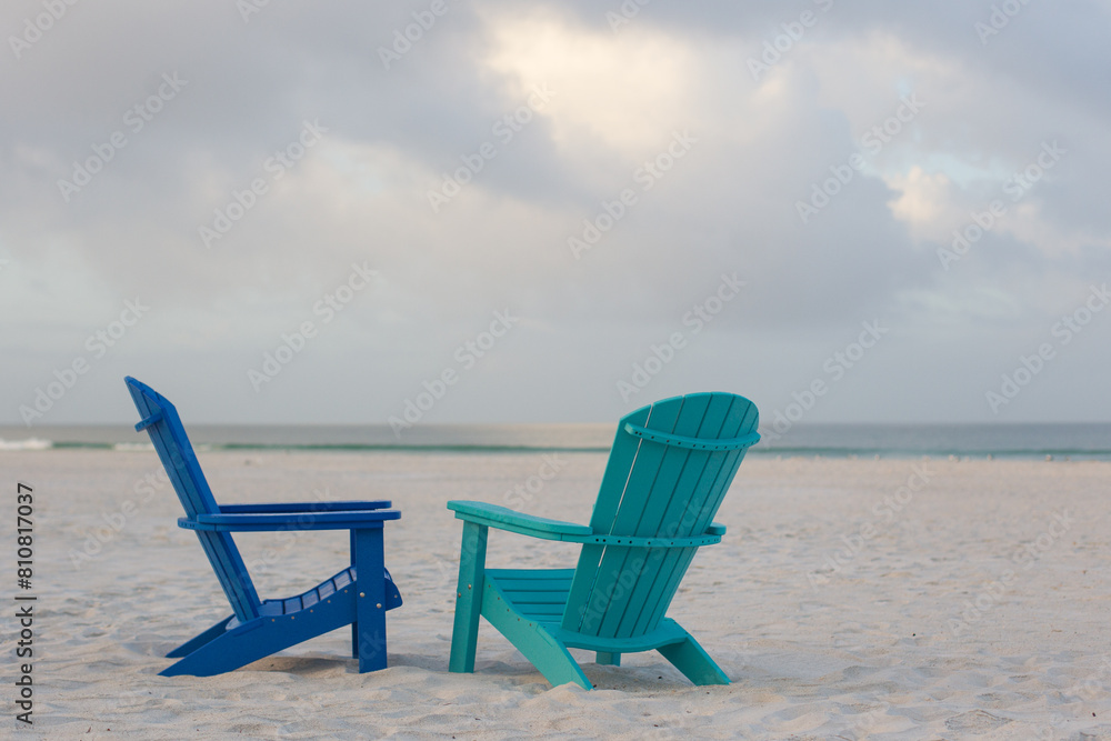 bunte Strandstühle am Strand von Florida, in St. Peter Beach im Golf von Mexico, blau und Türkis Loungestuhl