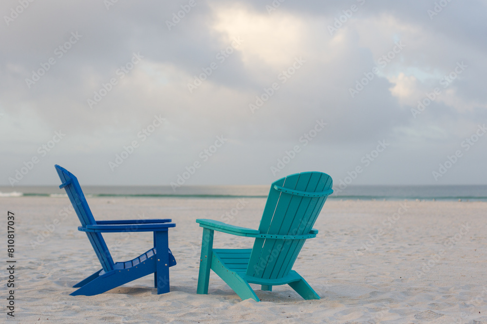 bunte Strandstühle am Strand von Florida, in St. Peter Beach im Golf von Mexico, 