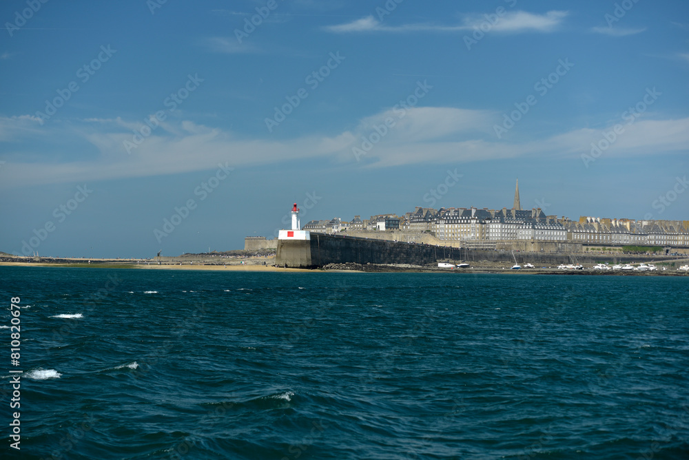 Fototapeta premium Saint-Malo, cité corsaire au printemps et Môle des Noires