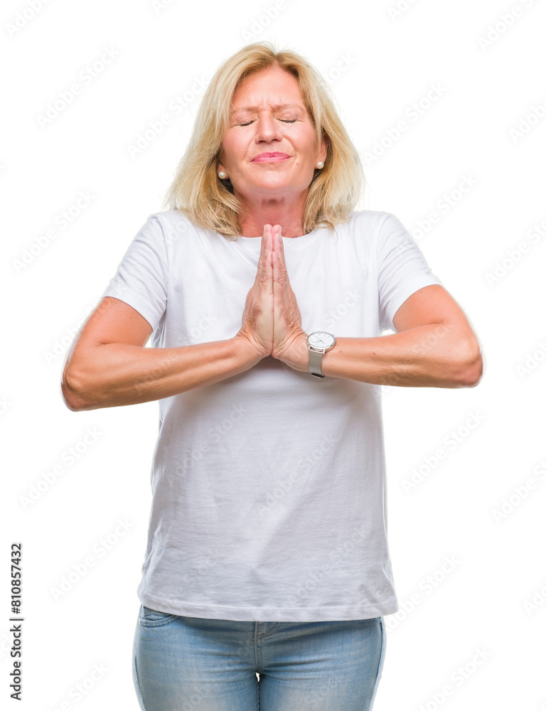 Obraz premium Middle age blonde woman over isolated background begging and praying with hands together with hope expression on face very emotional and worried. Asking for forgiveness. Religion concept.