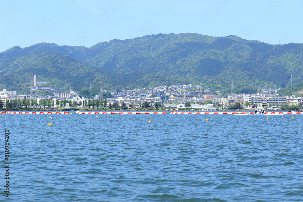 Fototapeta premium 春の琵琶湖と新緑の山並みの風景