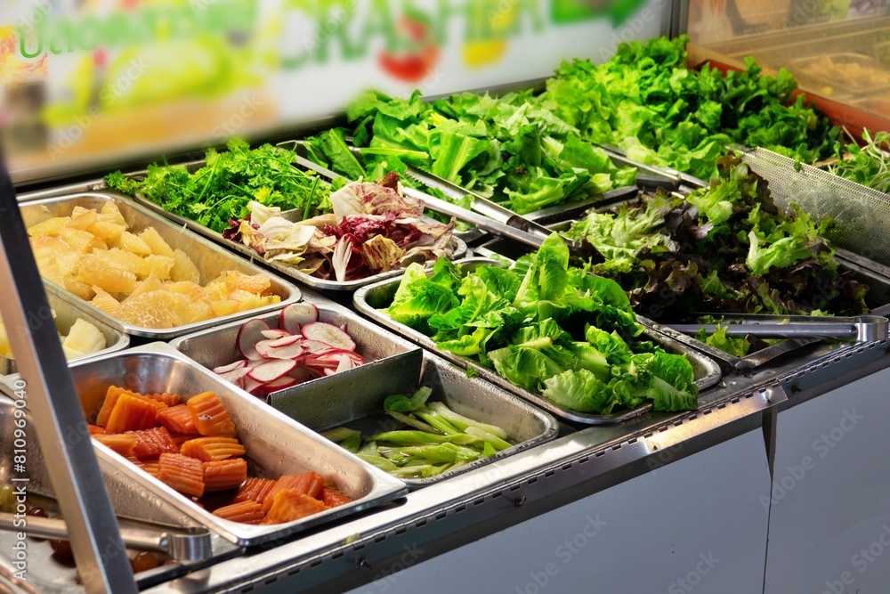 Obraz premium A salad bar with many different types of vegetables, including carrots, broccoli