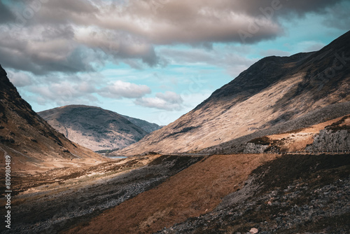 Éclat des Highlands: Couleurs Vibrantes dans un Paysage Imposant photo