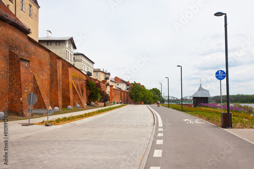 Spacerując nabrzeżem znajdującym się na prawym brzegu Wisły w Toruniu, liczącym ok. 2 km długości. Boulevard in Torun, Poland