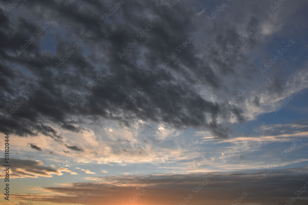 夕方の西の空、いろいろな色の雲