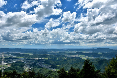 山頂から見た雲が流れる景色