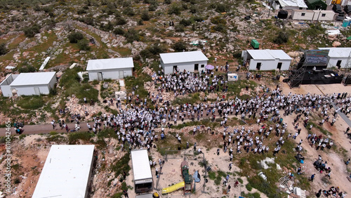 Foto Hundreds of settler's march to the Avitar settlement,Aerial view
Drone view, Apr