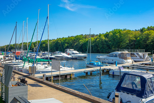 Berliner Wassersport | Yachthafen am Wassersportzentrum in Berlin Friedrichshagen / Köpenick am Müggelseedamm Segelyachten Motoryachten Spree Marina kleiner Hafen Spreeufer Berliner Wochenende Anleger