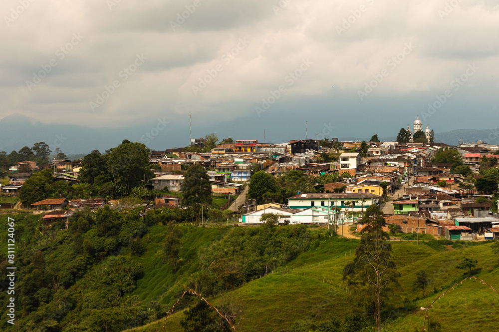 Fototapeta premium Filandia, paisaje de pueblo en eje cafetero colombiano