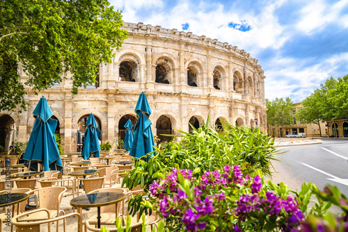 Obraz na płótnie Nimes Amphitheatre historic landmark colorful street view w salonie