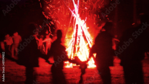 Foto Huge fire at night and young people around