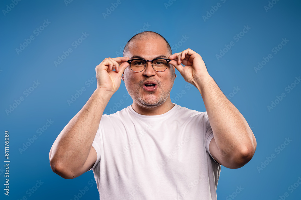 Naklejka premium man holding his prescription glasses