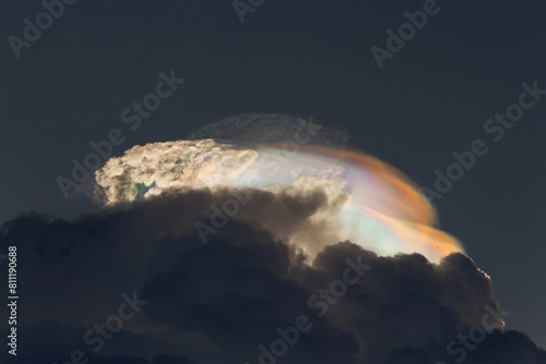 Una irisación es un fenómeno óptico meteorológico que se manifiesta cuando aparecen coloraciones en las nubes. 