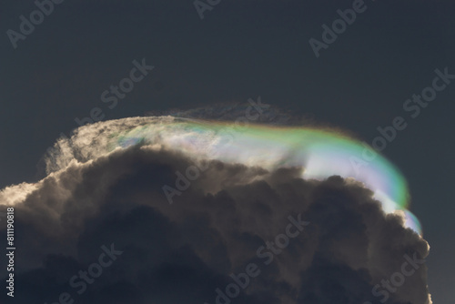 Una irisación es un fenómeno óptico meteorológico que se manifiesta cuando aparecen coloraciones en las nubes. 