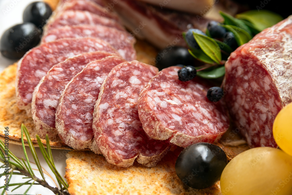 Fette di salame di puro suino, antipasto italiano, gastronomia europea Fette di salame di puro suino, antipasto italiano, gastronomia europea