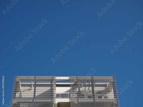 青空に映える白いビル © pukupix