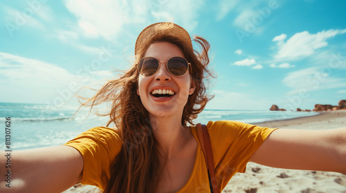 Linda mulher tirando selfie na praia - wallpaper HD photo