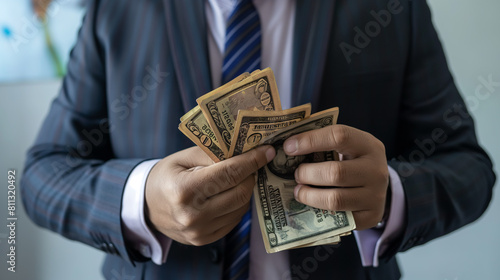 Homem segurando notas de dinheiro - wallpaper hd photo