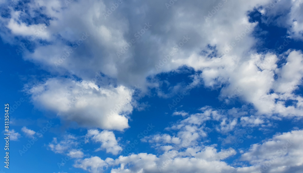 Blauer Himmel mit Wolkenformation Blauer Himmel mit Wolkenformation