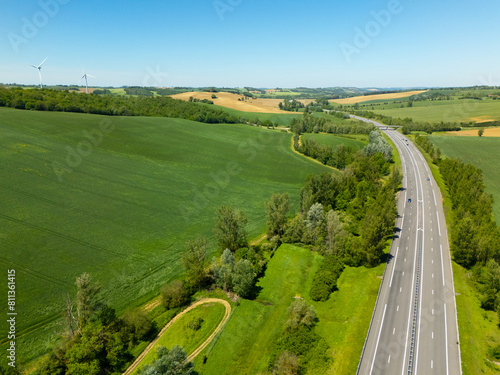 Autoroute et campagne verte