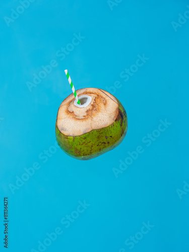 Une coco paille qui flotte dans une piscine photo