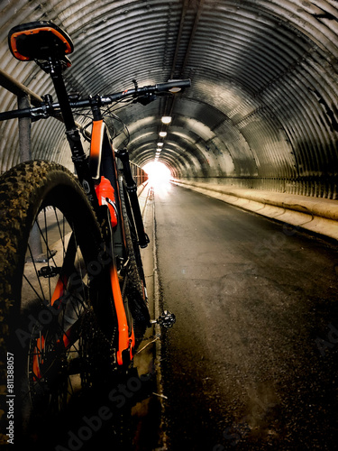 Mountainbike in tunnel
