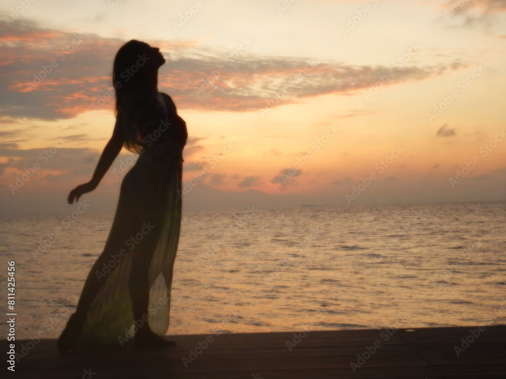Fototapeta premium woman in the sunset