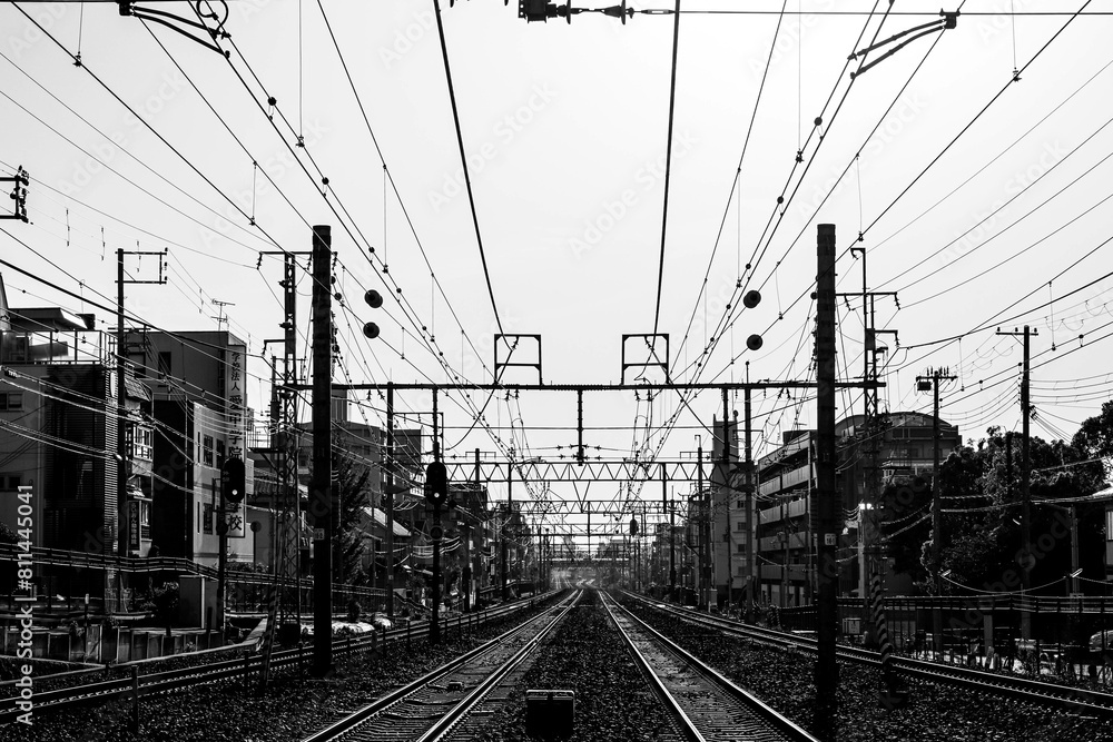 踏切から線路の遥か先を撮影。jr神戸線の本山の踏切でモノクロ撮影