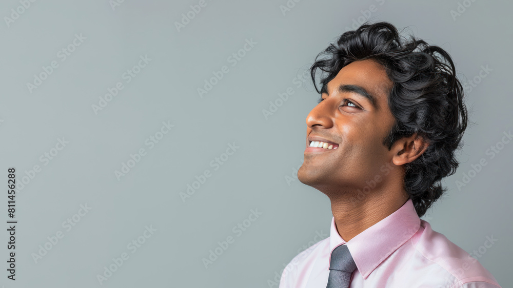 Obraz premium Optimistic Indian businessman looking for opportunity and strategy idea