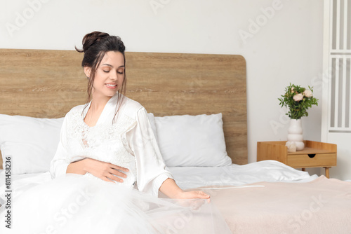 Young bride trying on her w...