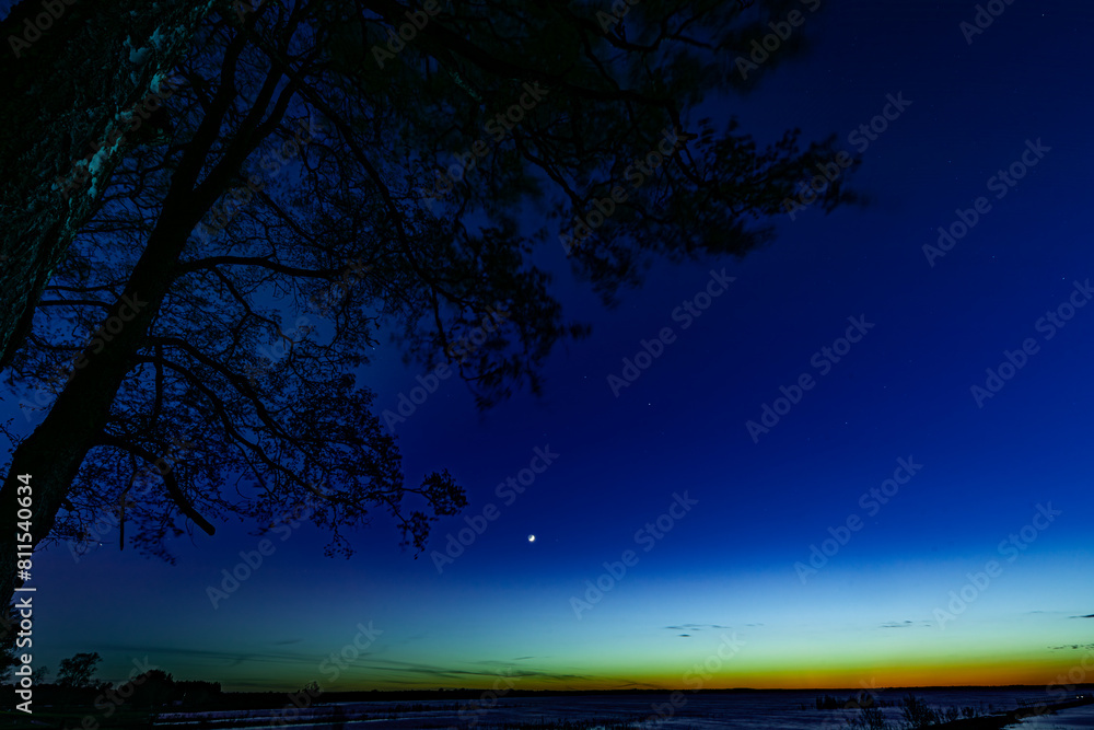 Fototapeta premium A beautiful sunset was reflected in the lake