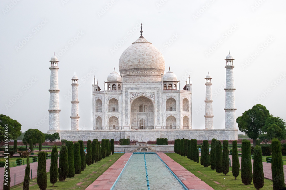 Fototapeta premium Taj Mahal in Agra (India) frontal symmetric view