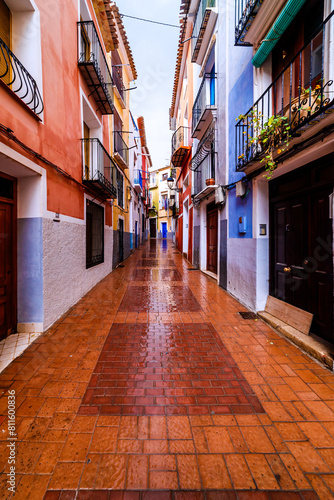 El pozo street in the rain in Villajoyosa © Cavan