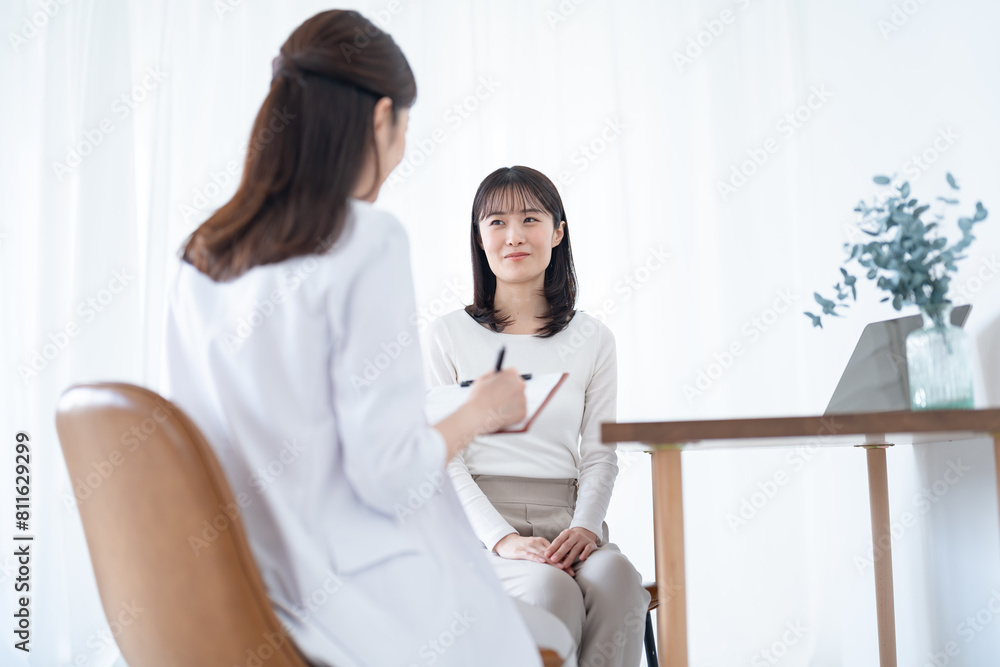 Fototapeta premium 病院でカウンセリングを受ける日本人女性
