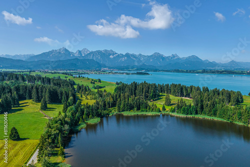 Blick über den Hegratsrieder See zum Forggensee und zum Alpenrand bei Füssen