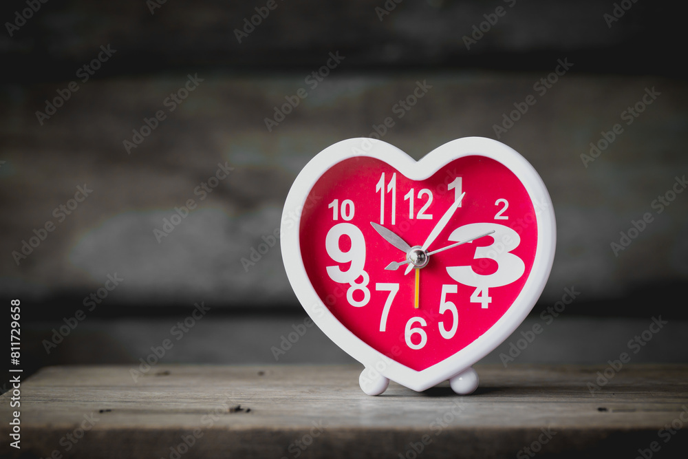 Fototapeta premium heart clock on background.