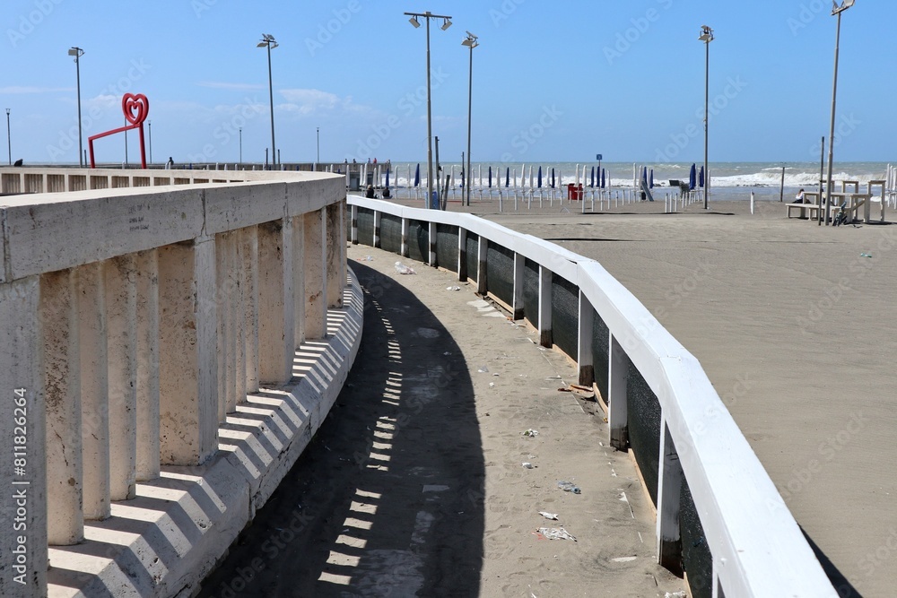 Lido di Ostia - Sentiero di accesso alla spiaggia da Piazza dei Ravennati