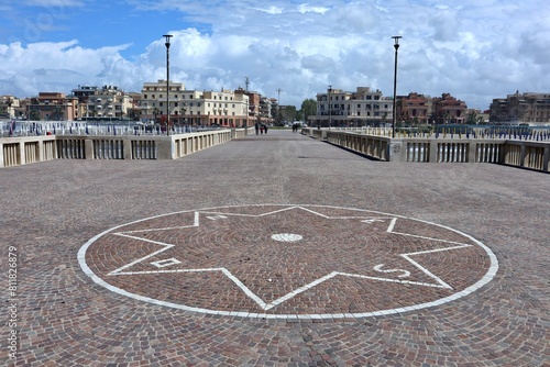 Obraz na płótnie Lido di Ostia - Piazza dei Ravennati dal pontile w salonie